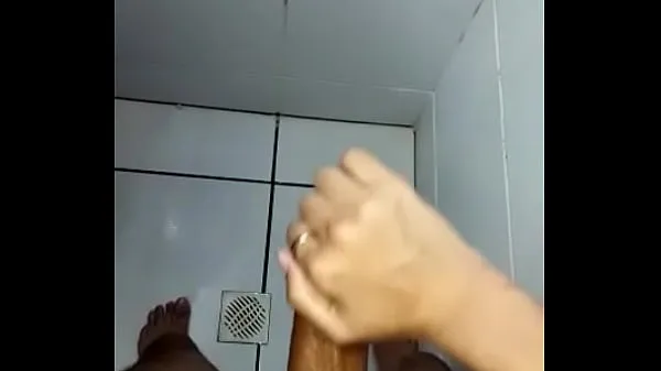 Mostrar Joven aliviando en el baño mis clips