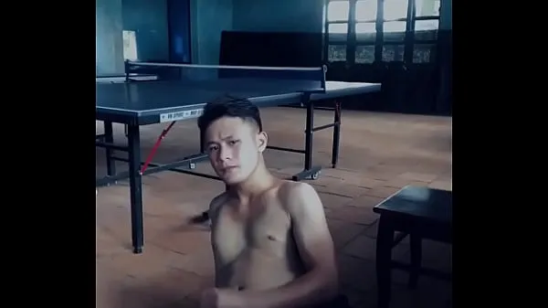 Vis Handsome guy playing ping pong sucking his dick mine klipp