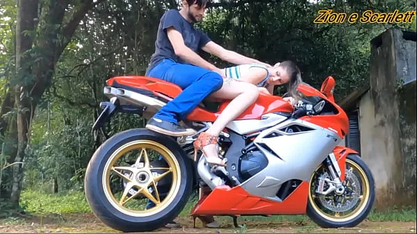 Zobrazit AMAZING FIRST DATE (sex on bike and car) montage moje klipy