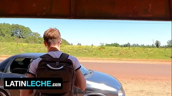 Afficher Latin Leche - Un mignon garçon latino minet enroule ses lèvres autour de la bite d'un étranger chaud dans sa voiture - Partie 1mes clips