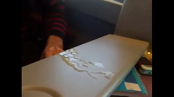 Näytä amateur cumming a lot on the train leikkeet