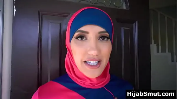 Afficher Une femme arabe en hijab trompe son mari avec le propriétairemes clips