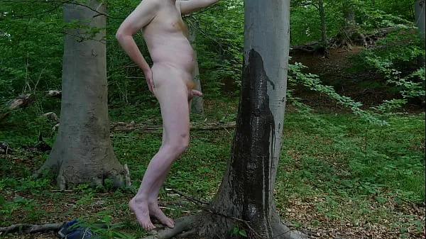 Tampilkan Naked peeing outdoors in the forest Klip saya