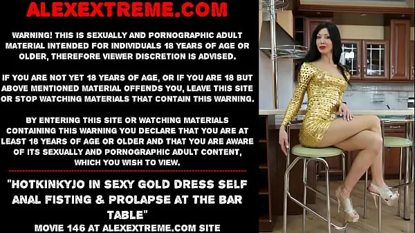 Zobrazit Hotkinkyjo in sexy gold dress self anal fisting & prolapse at the bar table moje klipy