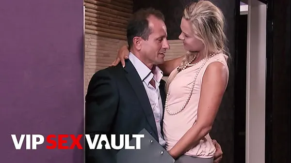 Prikaži VIP SEX VAULT - (George Uhl, Barra Brass) - Beautiful European Babe Hard Banged By A Real Estate Agent moje posnetke