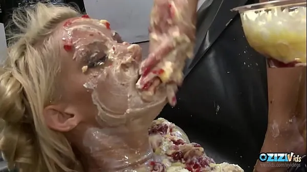 Εμφάνιση Kinky blonde girl gets her sexy body covered in food των κλιπ μου