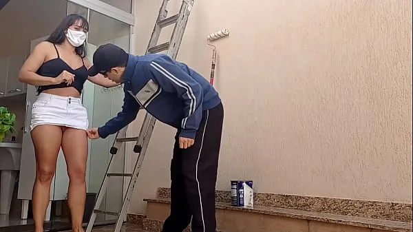 Meu marido ficou espiando eu seduzir e trepar com o pintor da nossa casa - Completo no REDKliplerimi göster