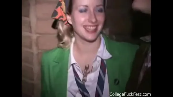 College-Girl wird während einer College-Fick-Fest-Party gefickt, während andere zusehenmeine Clips anzeigen