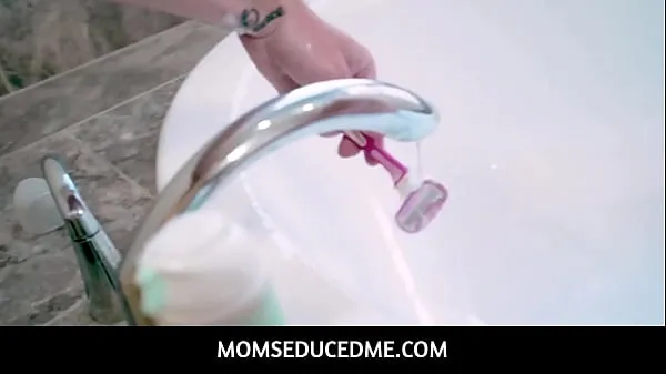 MomSeducedMe - Stepson shaving and tasting his busty mature Dee Williams pussyمیرے کلپس دکھائیں