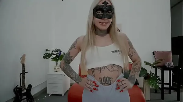 Perfektes Cameltoe-Tattoo-Babe mit rundem Arsch in kurzen Biker-Leggingsmeine Clips anzeigen