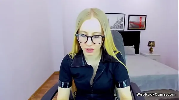 Mostrar Rubia sexy bielorrusa amateur sentada en una silla de oficina con una camisa negra con cremallera y luego desnudándose y mostrando sus pequeñas tetas mis clips