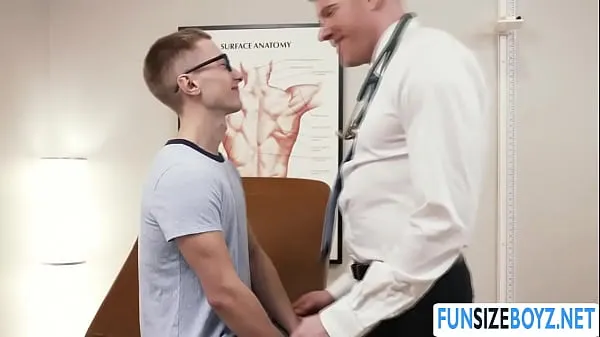 Mostrar Twink Teen Shay analed by Dr Wulfs big cock meus clipes