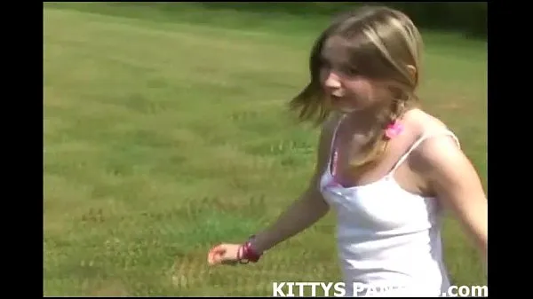 Laat Innocent teen Kitty flashing her pink panties mijn clips zien