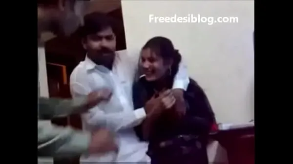 Pakistani Desi girl and boy enjoy in hostel roomKliplerimi göster